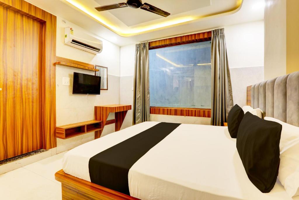 TV a/nebo společenská místnost v ubytování Hotel O Dev paradise