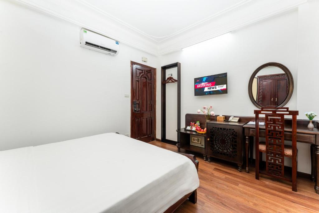 TV a/nebo společenská místnost v ubytování Little Hanoi Hotel