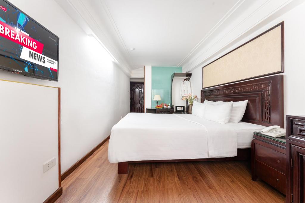 Postel nebo postele na pokoji v ubytování Little Hanoi Hotel