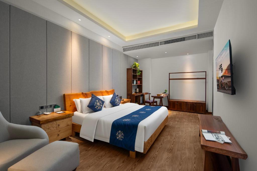 Postel nebo postele na pokoji v ubytování Yuanshe Yiju Hotel
