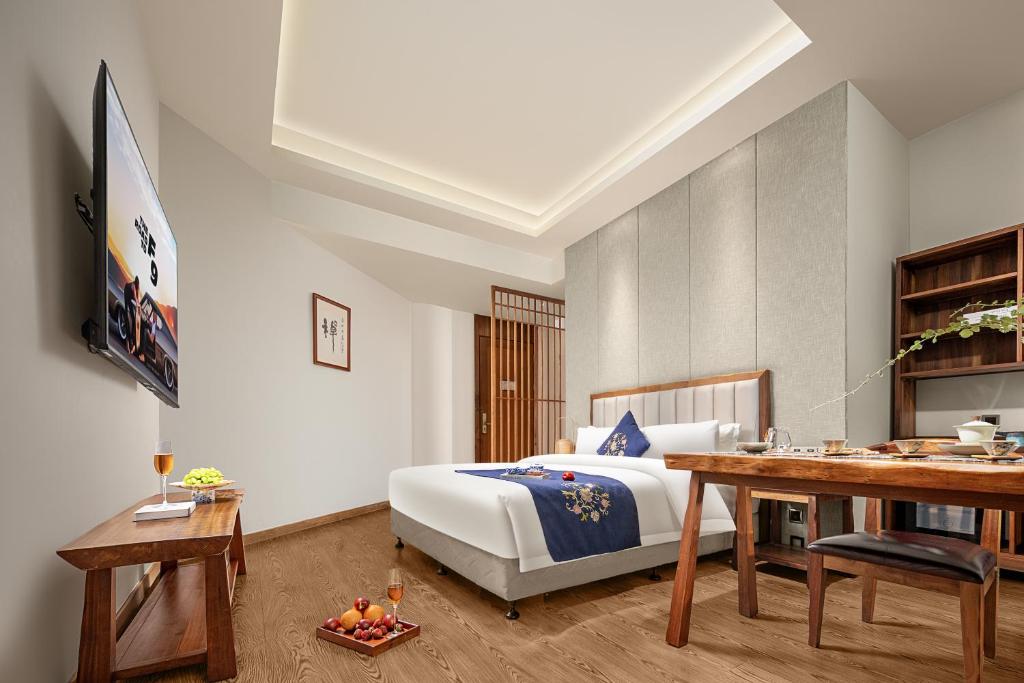 Postel nebo postele na pokoji v ubytování Yuanshe Yiju Hotel