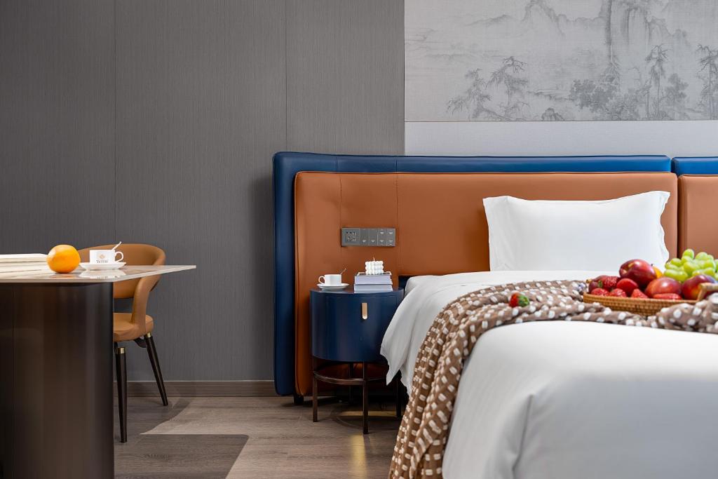 Postel nebo postele na pokoji v ubytování Yuanshe Yiju Hotel