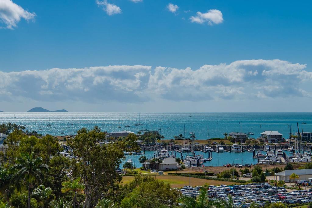 Una vista de un puerto deportivo con barcos en el agua. en The Drift - Airlie Two, en Airlie Beach