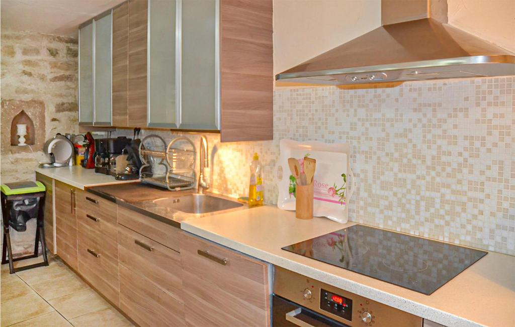 Kuchyňa alebo kuchynka v ubytovaní Lovely Home In Escles With Kitchen