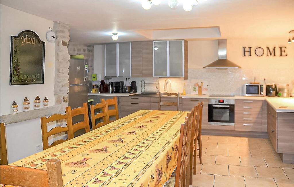 Kuchyňa alebo kuchynka v ubytovaní Lovely Home In Escles With Kitchen