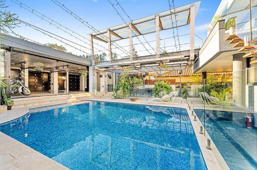 Bazén v ubytování Luxury 6beds Waterfront Retreat nebo v jeho okolí