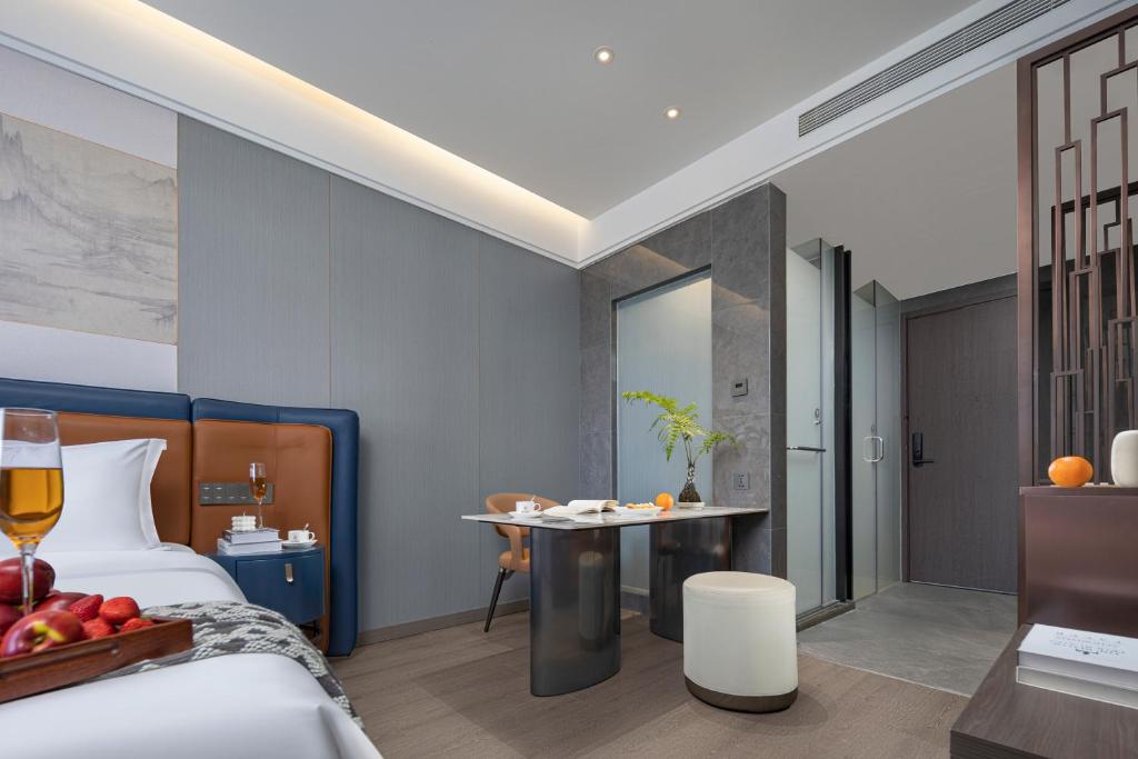 Postel nebo postele na pokoji v ubytování Yuanshe Yiju Hotel
