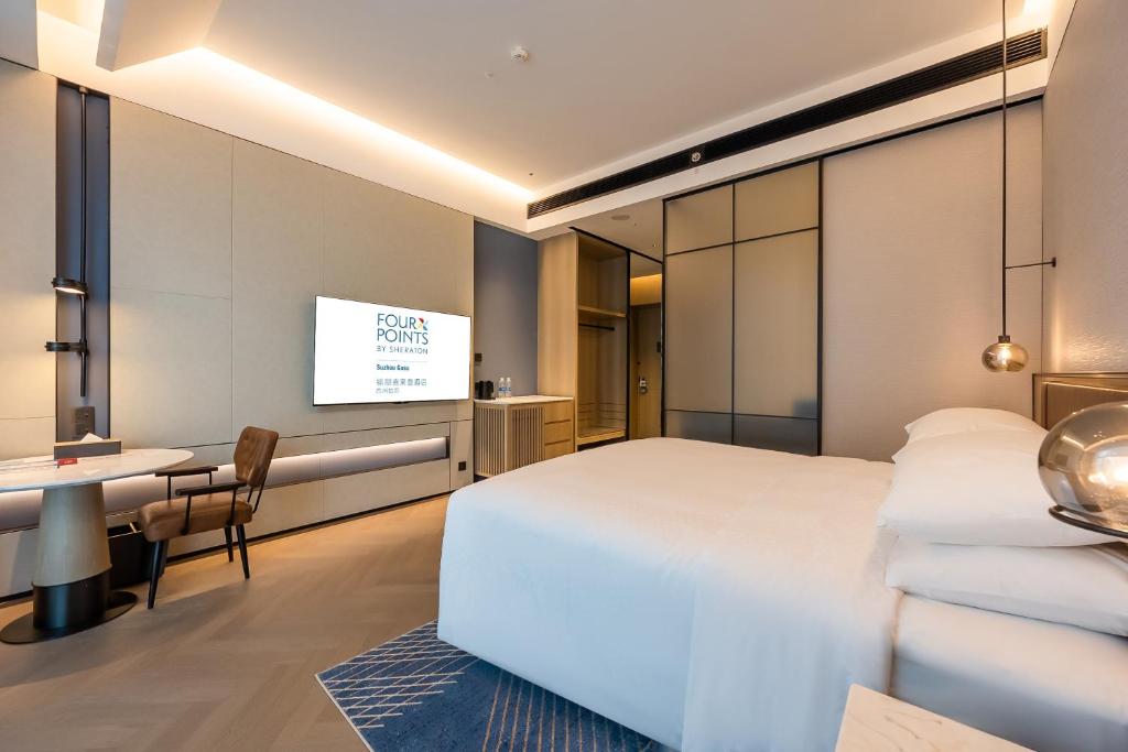 Postel nebo postele na pokoji v ubytování Four Points by Sheraton Suzhou Gusu