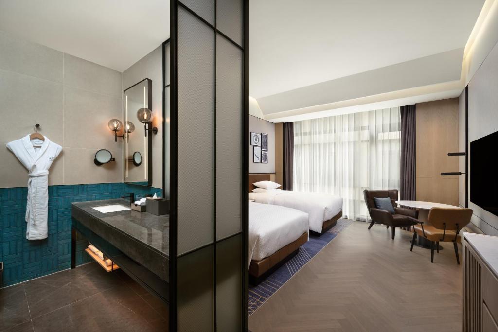 Postel nebo postele na pokoji v ubytování Four Points by Sheraton Suzhou Gusu