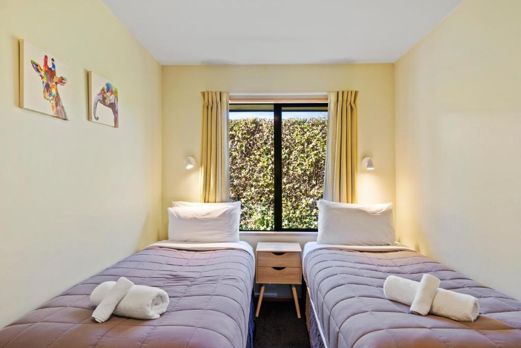 Postel nebo postele na pokoji v ubytování Alpine Garden Motel