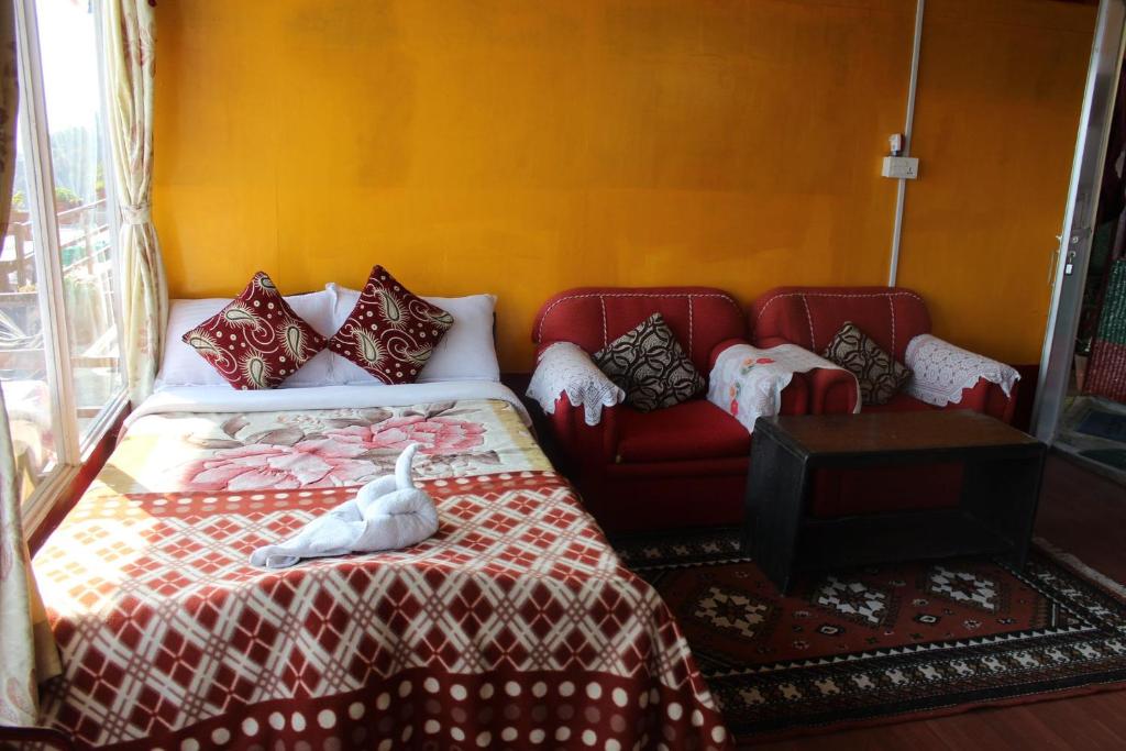 Rúm í herbergi á Fewa View Cottage Yoga Retreat Pokhara