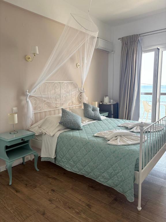 Postel nebo postele na pokoji v ubytování Eros Beach Hotel