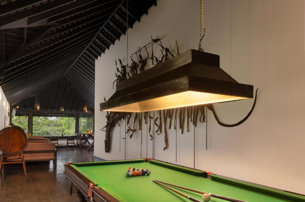 Biliár nebo kulečník v ubytování SigiriyaJungles Resort & Spa