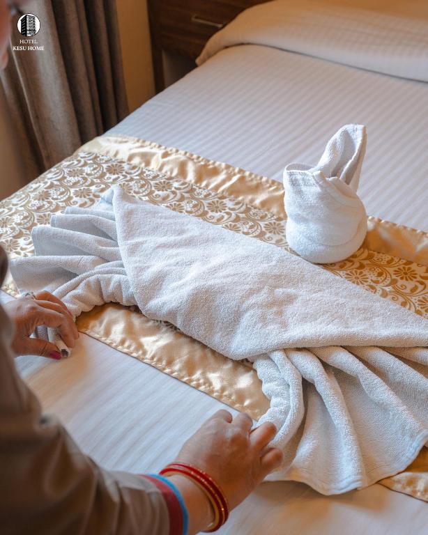 Postel nebo postele na pokoji v ubytování Hotel Kesu Home