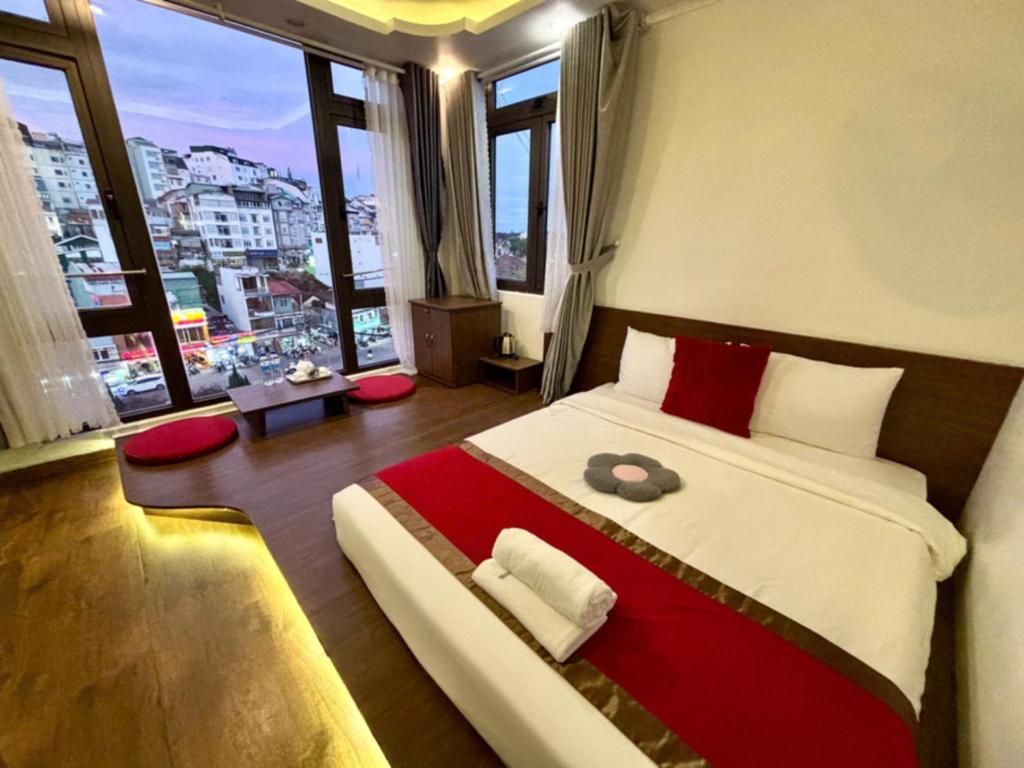 Postel nebo postele na pokoji v ubytování Le Tuan Minh Hotel