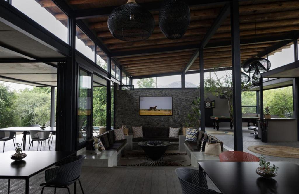 TV a/nebo společenská místnost v ubytování Umoya Safari Lodge