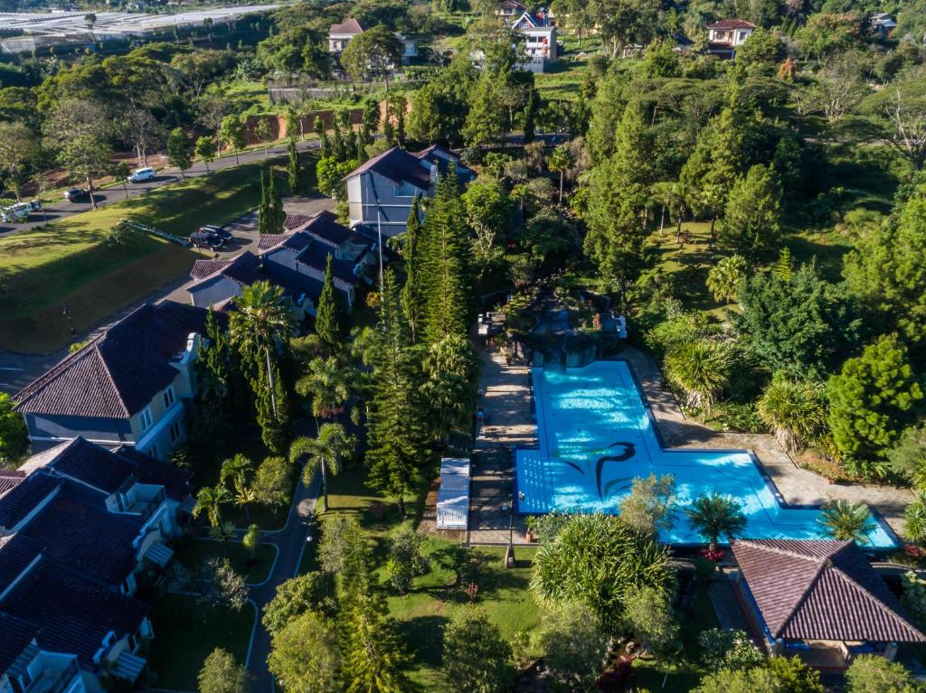 Bazén v ubytování Pesona Alam Resort & Spa nebo v jeho okolí