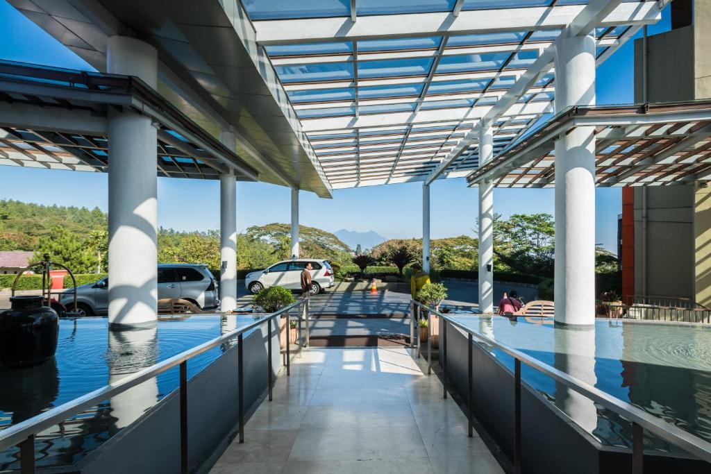 Bazén v ubytování Pesona Alam Resort & Spa nebo v jeho okolí