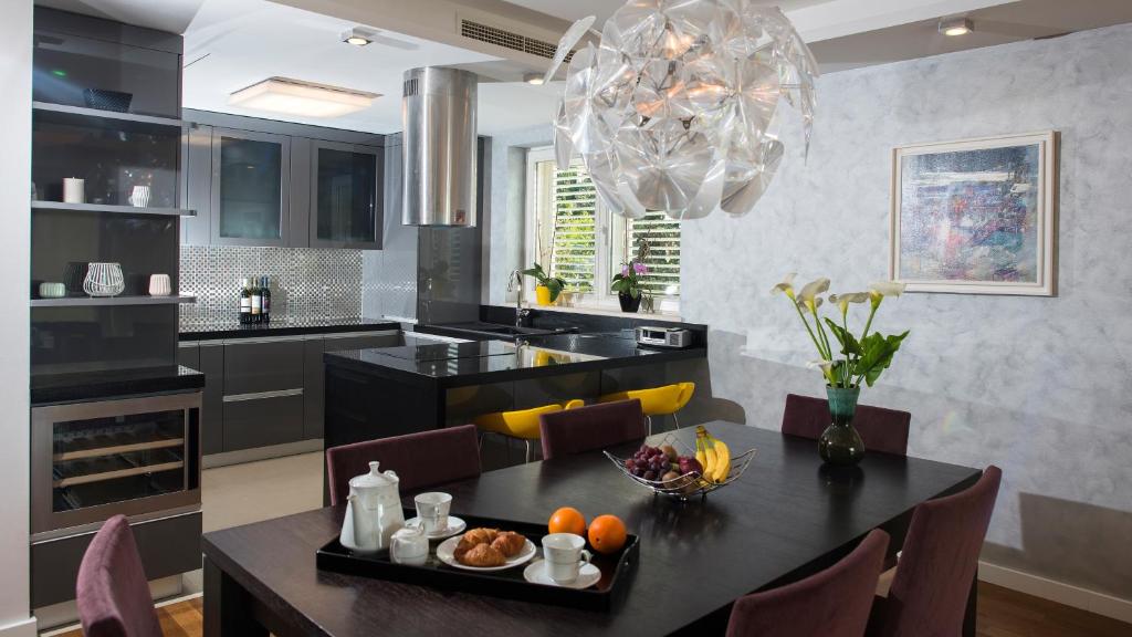 Kuchyň nebo kuchyňský kout v ubytování Flowers Dubrovnik Luxury Apartments