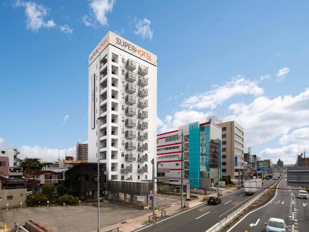 岡崎市にあるスーパーホテル岡崎の通り沿いにある背の高い白い建物