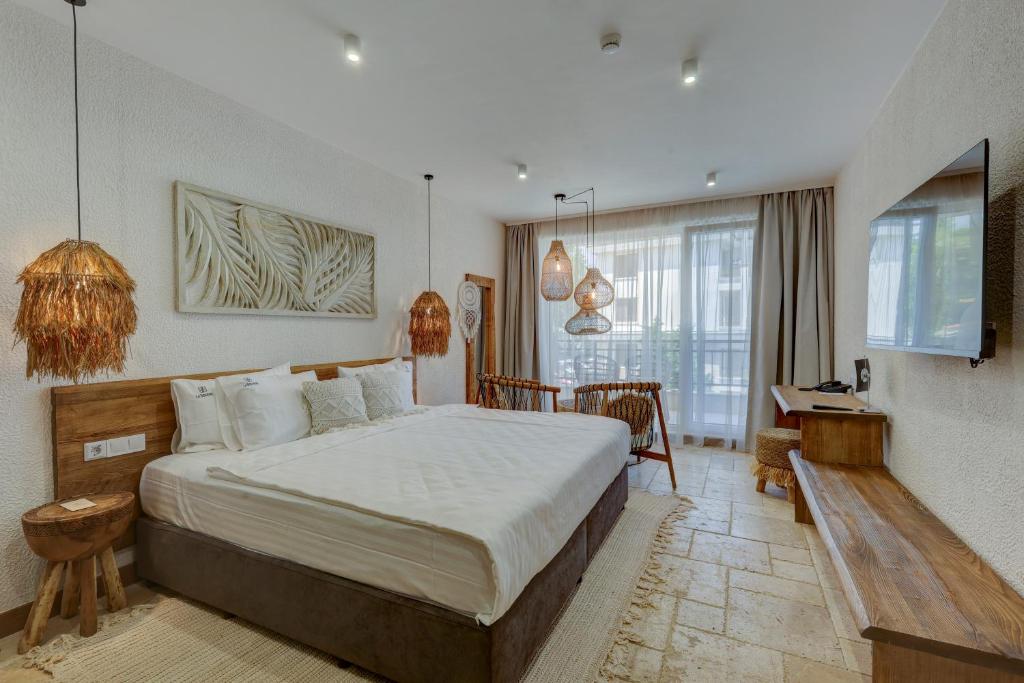 ein Schlafzimmer mit einem Bett und einem Schreibtisch in der Unterkunft La Boheme - Adults Only in Obsor