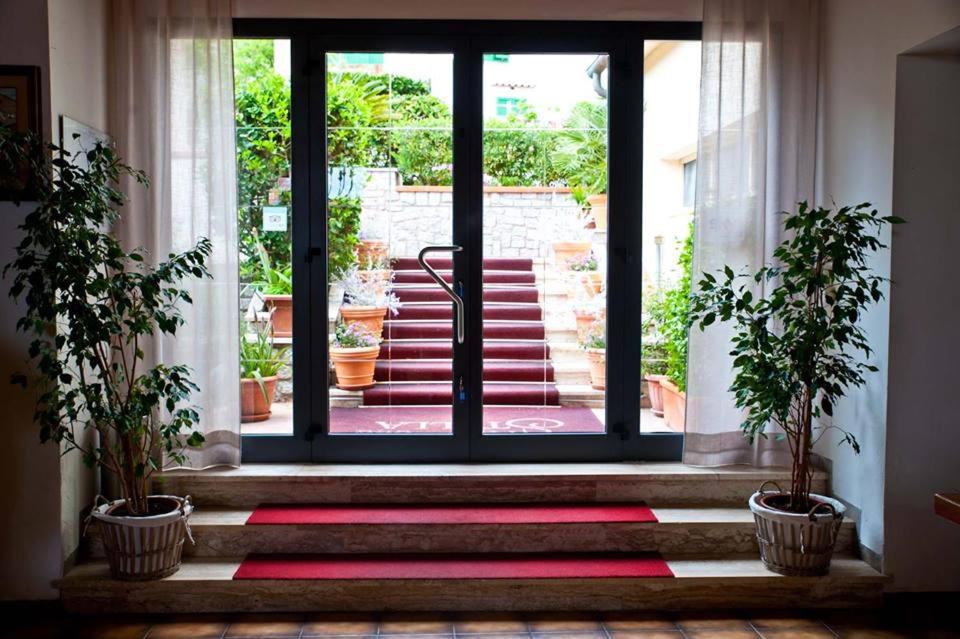 Ein Sitzbereich in der Unterkunft Hotel La Stella