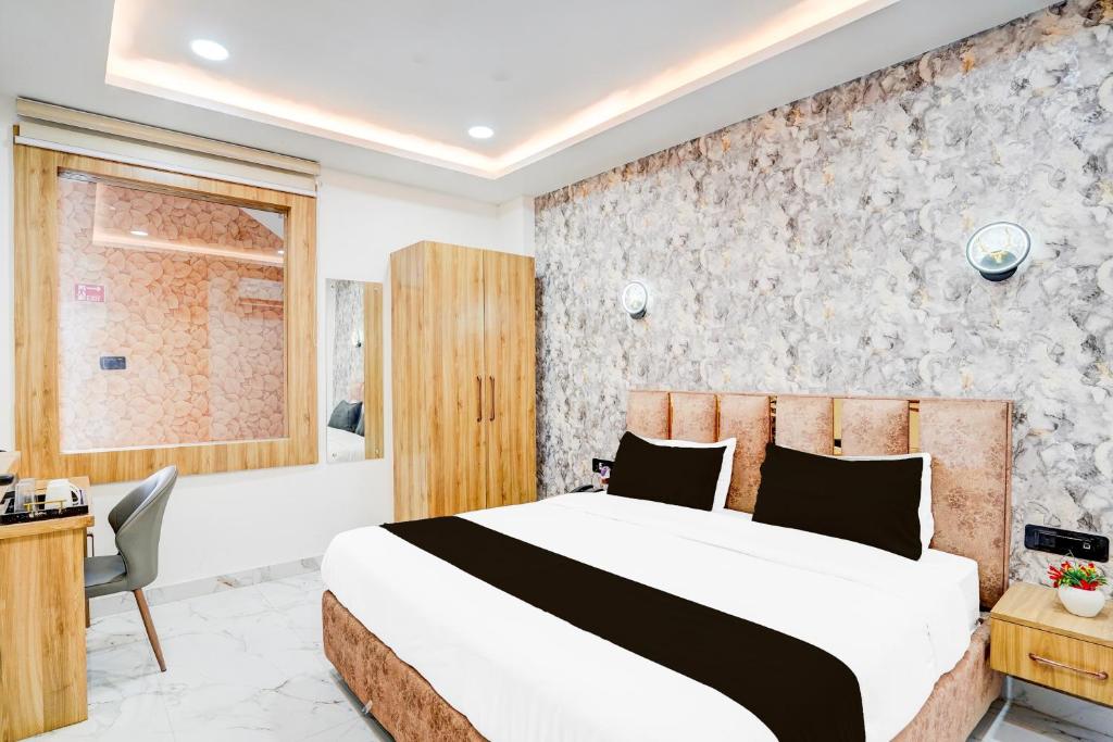 A bed or beds in a room at Collection O Ram Mandir Ayodhya Formerly Hotel Aarambh