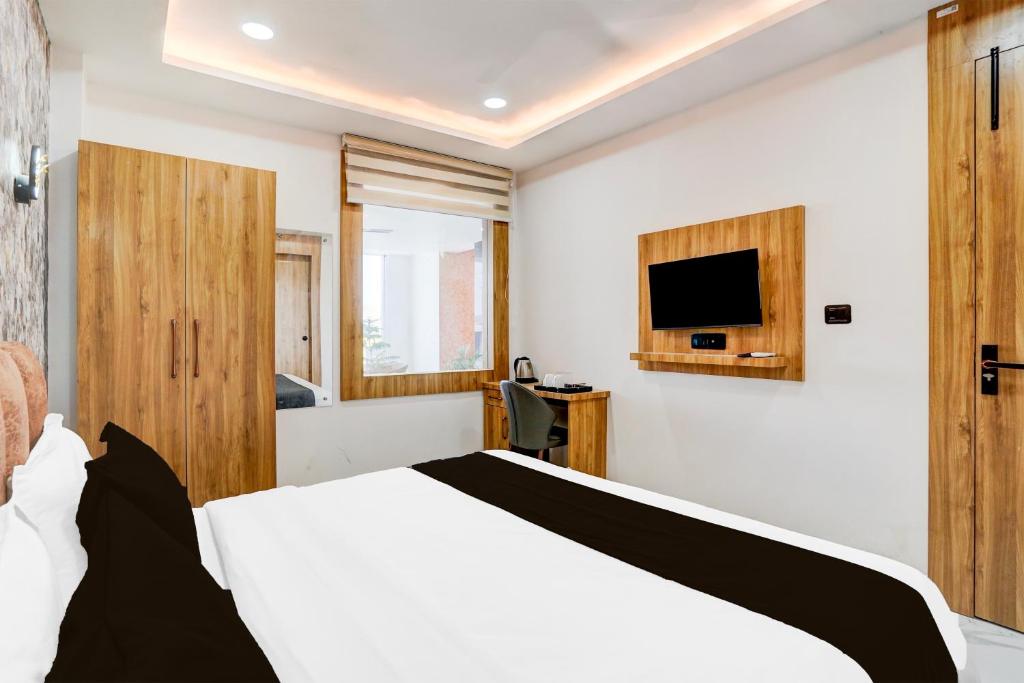 A television and/or entertainment centre at Collection O Ram Mandir Ayodhya Formerly Hotel Aarambh