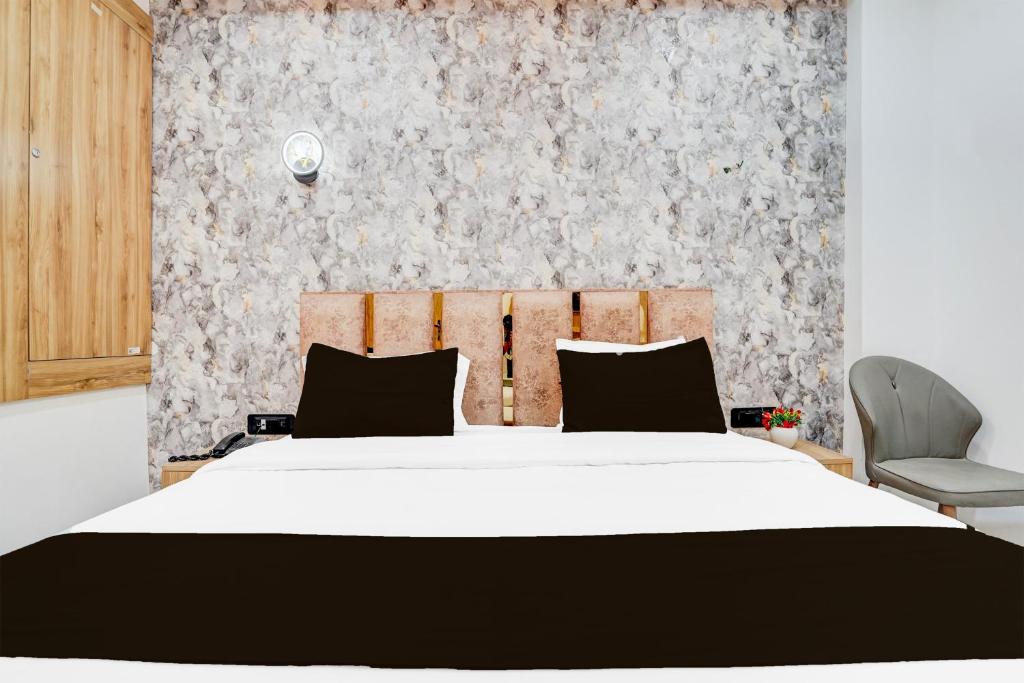 A bed or beds in a room at Collection O Ram Mandir Ayodhya Formerly Hotel Aarambh