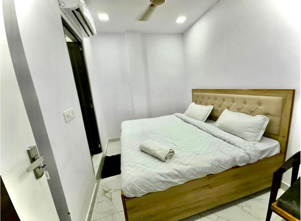 Postel nebo postele na pokoji v ubytování Hotel Cosy Rooms, Near US Embassy Chanakyapuri, New Delhi - Budget Friendly