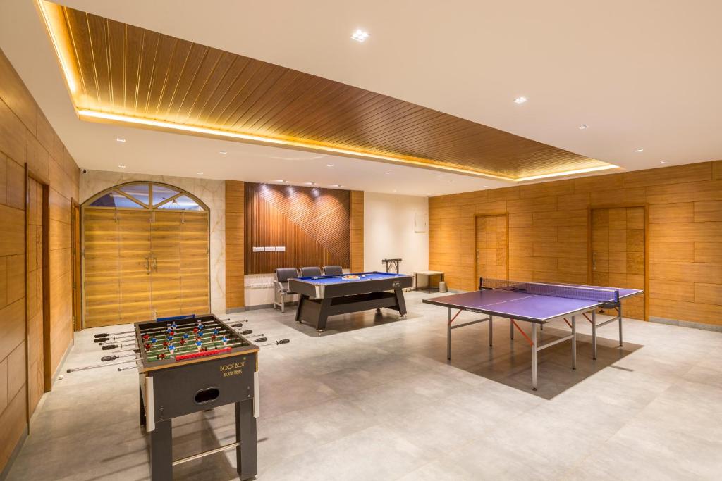 Stolní tenis v ubytování Nirantara Resort & Spa nebo okolí