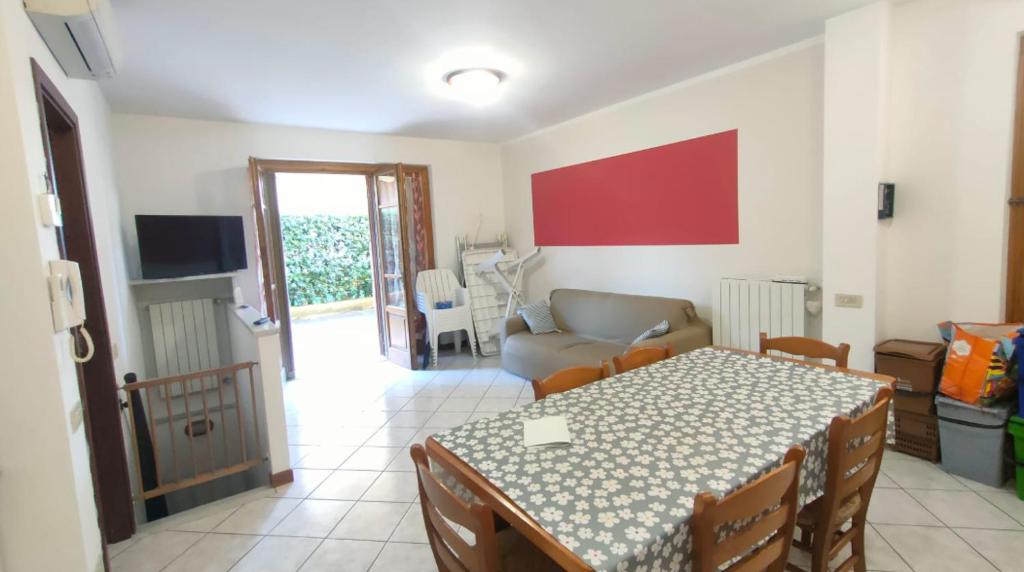 un salon avec une table et un canapé dans l'établissement Casa Irene Marina di Massa, à Marina di Massa