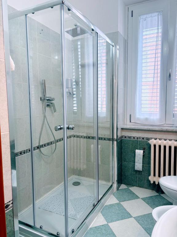 W łazience znajduje się przeszklony prysznic i toaleta. w obiekcie Pasubio House Intero appartamento w mieście Campobasso