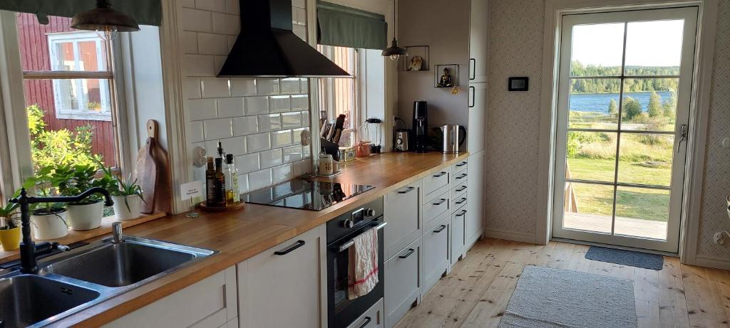 Kuchyň nebo kuchyňský kout v ubytování Djurstagården Hälsingegård