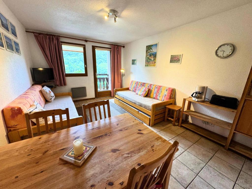 un salon avec une table et un canapé dans l'établissement Résidence Gentianessmb - 2 pièces 4 pers. en face du télécabine de St Martin de Belleville MAE-3964, à Saint-Martin-de-Belleville
