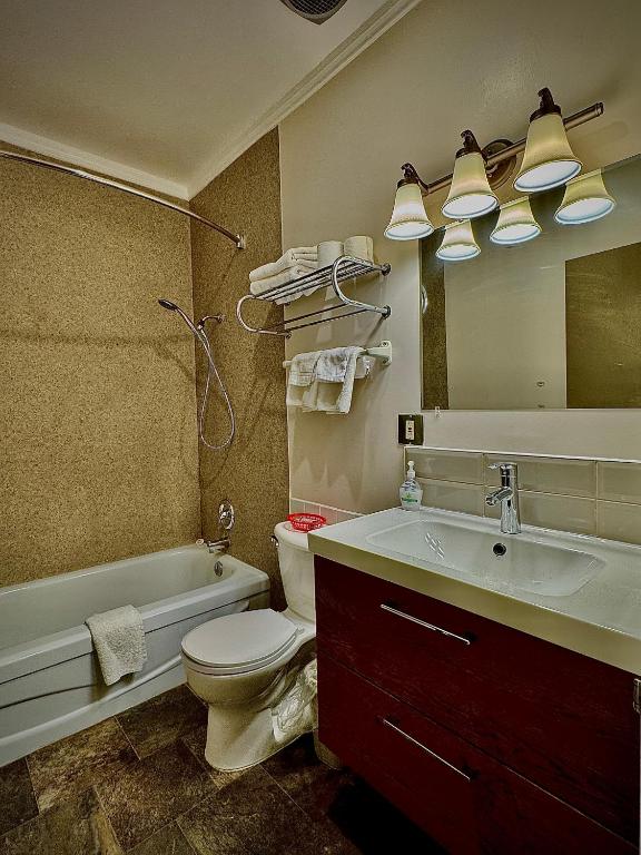 Koupelna v ubytování Caravel Motel