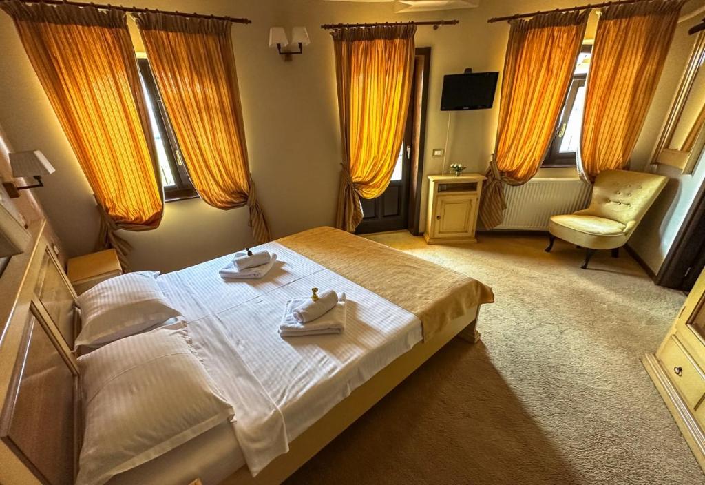 Postel nebo postele na pokoji v ubytování Pensiunea Casa Mircea & Restaurant