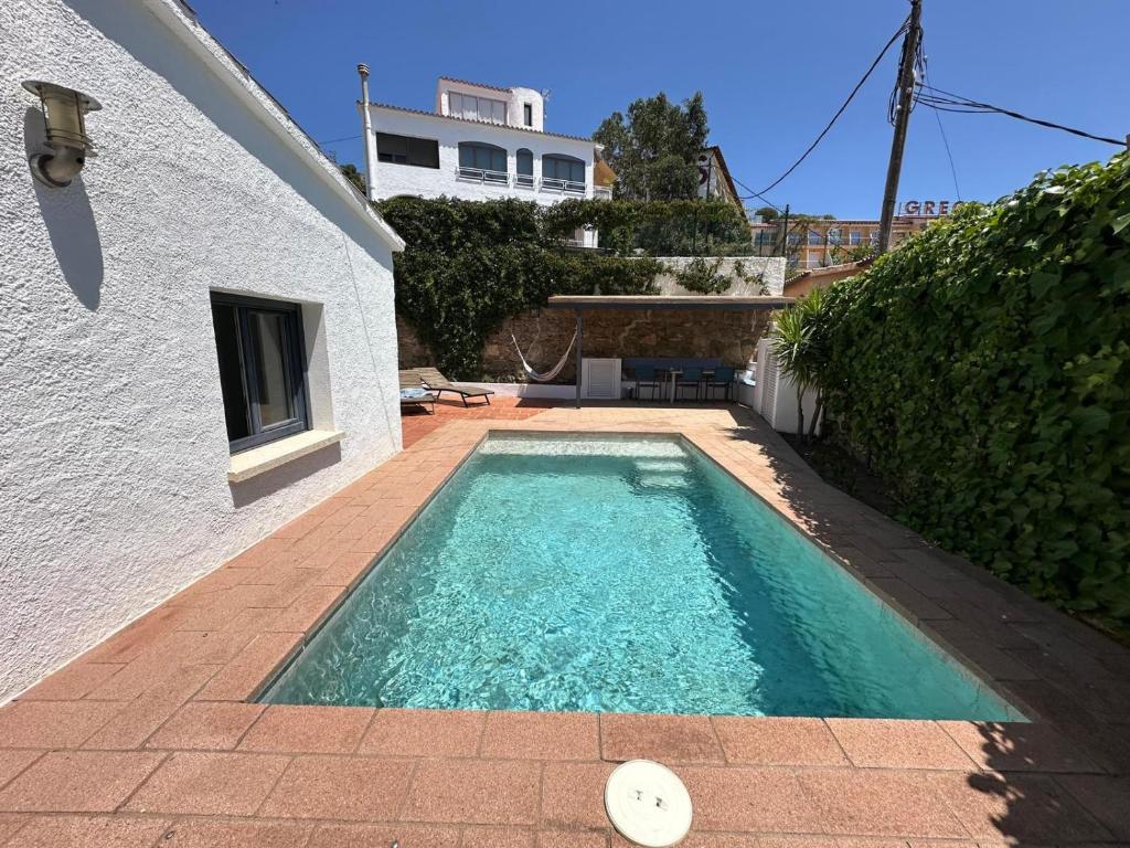 Bazén v ubytovaní Preciosa Casa en Roses con Vistas al Pueblo y al mar AV-33 alebo v jeho blízkosti