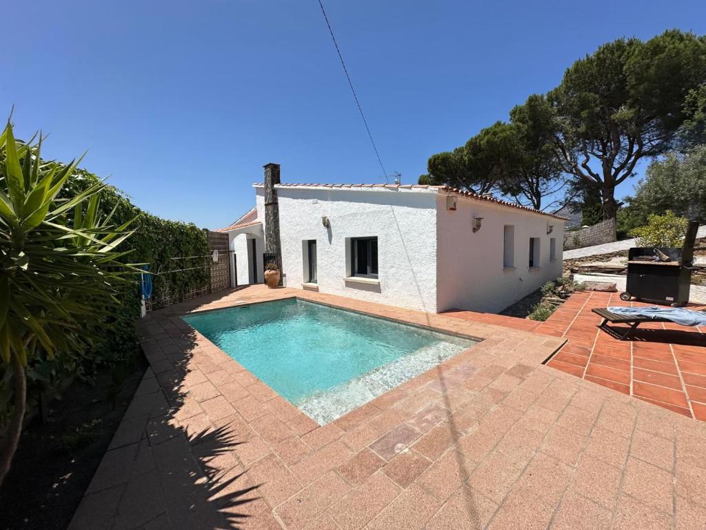 Bazén v ubytovaní Preciosa Casa en Roses con Vistas al Pueblo y al mar AV-33 alebo v jeho blízkosti
