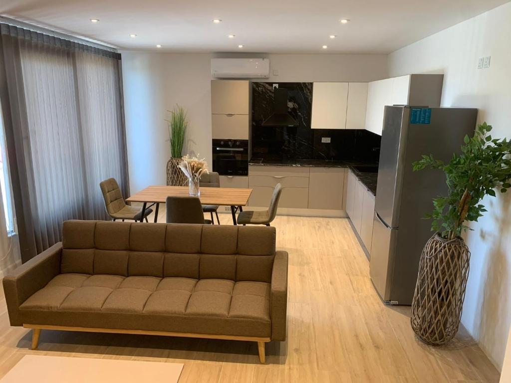 Η κουζίνα ή μικρή κουζίνα στο One Bedroom in New Apt Mellieha- Orange Room 1