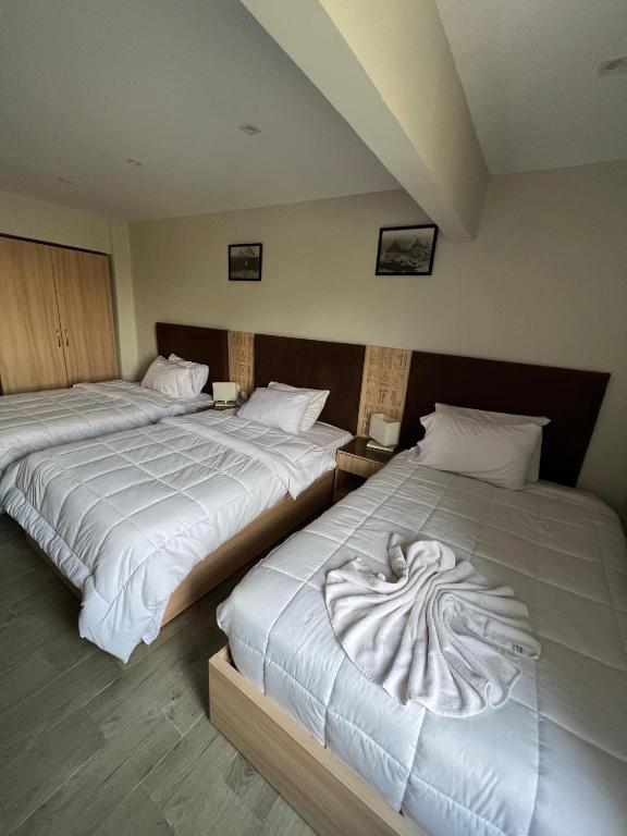 Postel nebo postele na pokoji v ubytování Khufu Pyramids Inn