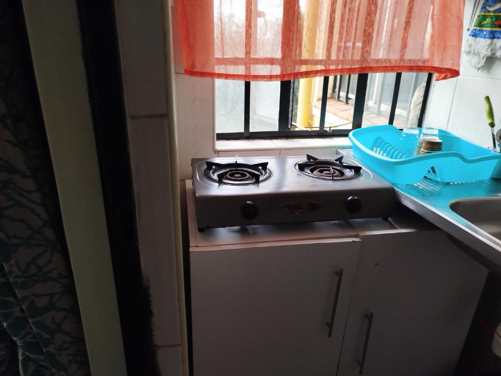 Dapur atau dapur kecil di Beautifully furnished studio for short and long term stays