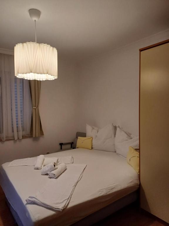 Posteľ alebo postele v izbe v ubytovaní Apartman SARA GALILEO BLIZU PLAZE