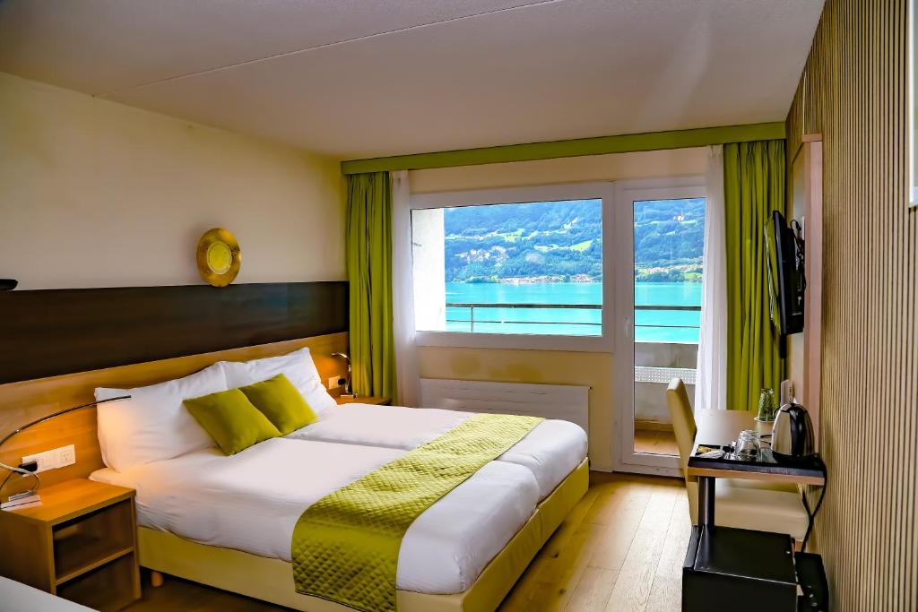 Postel nebo postele na pokoji v ubytování Hotel Lakeview bei Interlaken