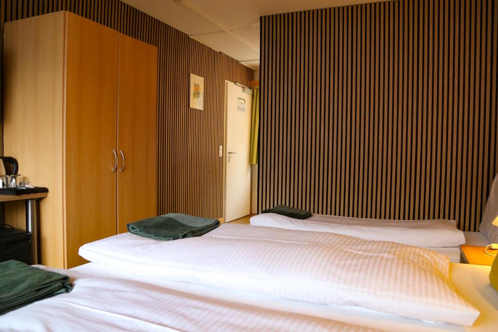 Postel nebo postele na pokoji v ubytování Hotel Lakeview bei Interlaken