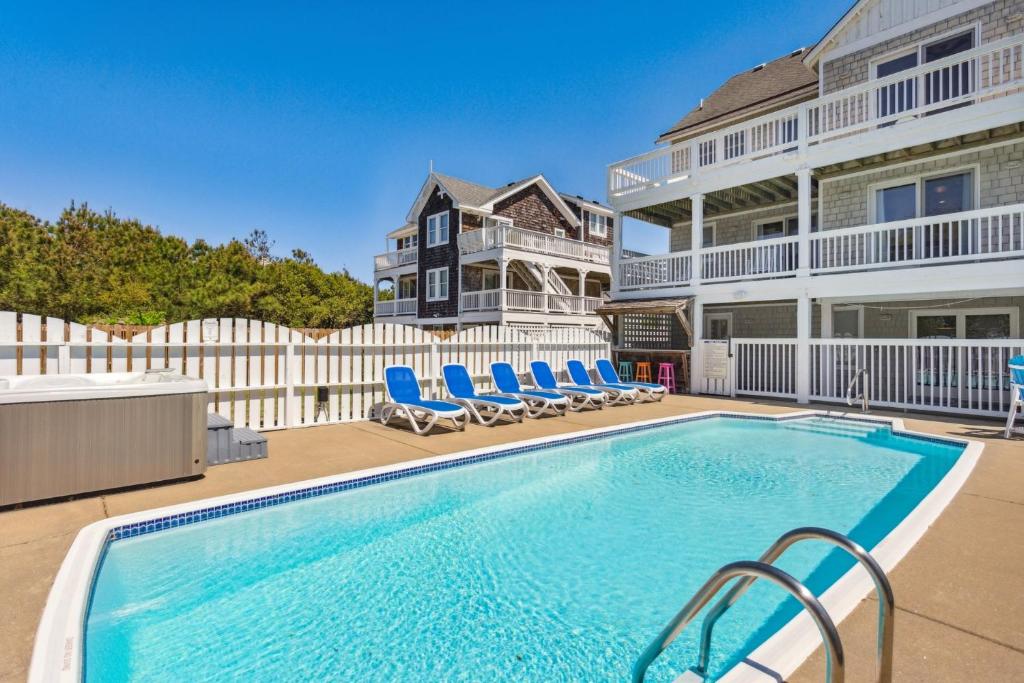 una piscina frente a una casa en 6095 - Blessed, en Nags Head
