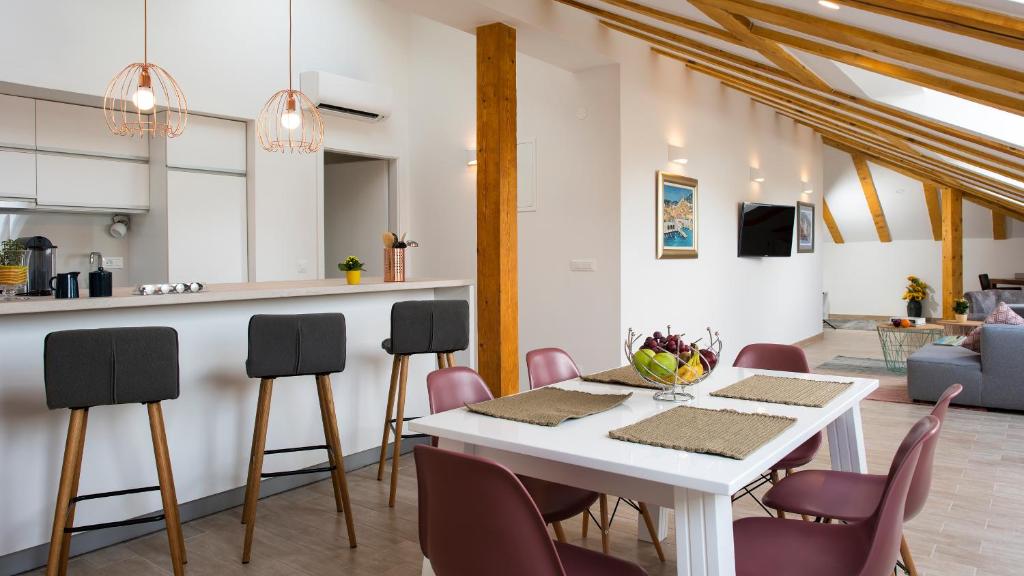 TV a/nebo společenská místnost v ubytování Flowers Dubrovnik Luxury Apartments