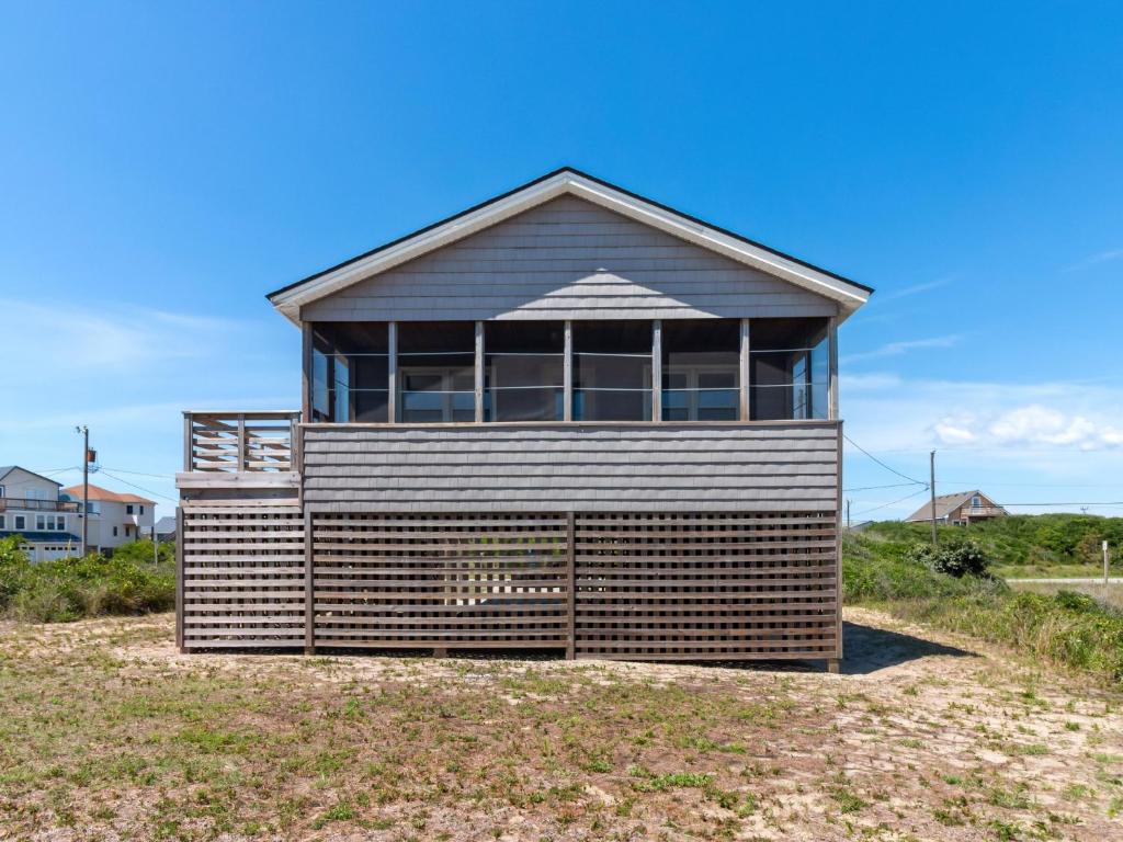una pequeña casa en la cima de un campo en 4085 - Ten Forward, en Kitty Hawk