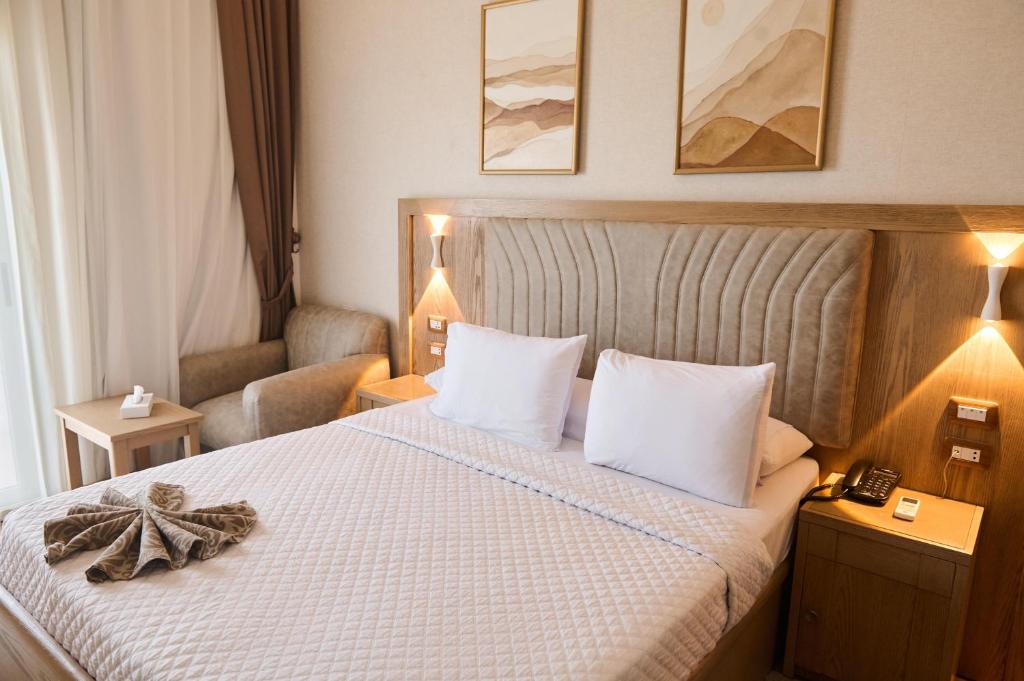 Postel nebo postele na pokoji v ubytování Teba Hotel Ras Elbar