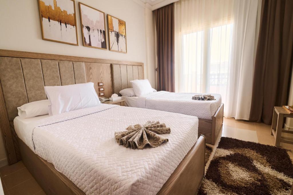 Postel nebo postele na pokoji v ubytování Teba Hotel Ras Elbar